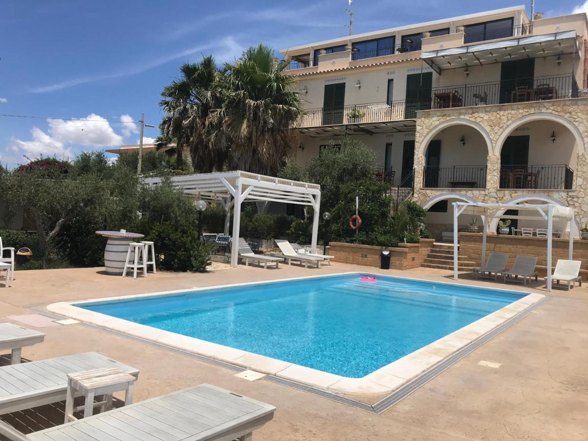 Villa Ceni - Appartamenti Con Camere, Cucina, Wc E Terrazza Sul Mare In Villa Con Piscina, Giardino E Parcheggio Marinella di Selinunte Kültér fotó
