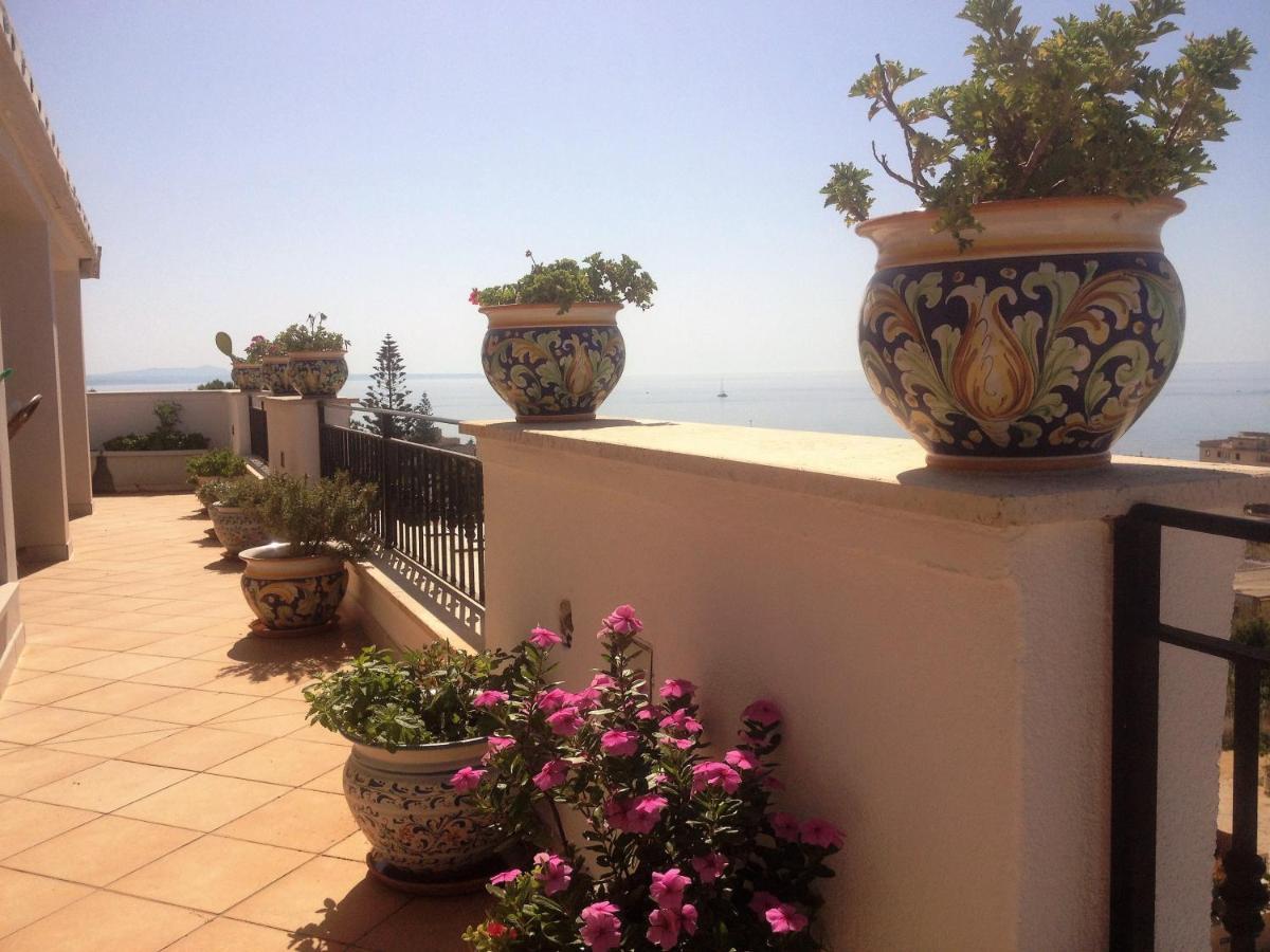 Villa Ceni - Appartamenti Con Camere, Cucina, Wc E Terrazza Sul Mare In Villa Con Piscina, Giardino E Parcheggio Marinella di Selinunte Kültér fotó