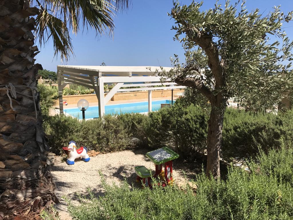 Villa Ceni - Appartamenti Con Camere, Cucina, Wc E Terrazza Sul Mare In Villa Con Piscina, Giardino E Parcheggio Marinella di Selinunte Kültér fotó