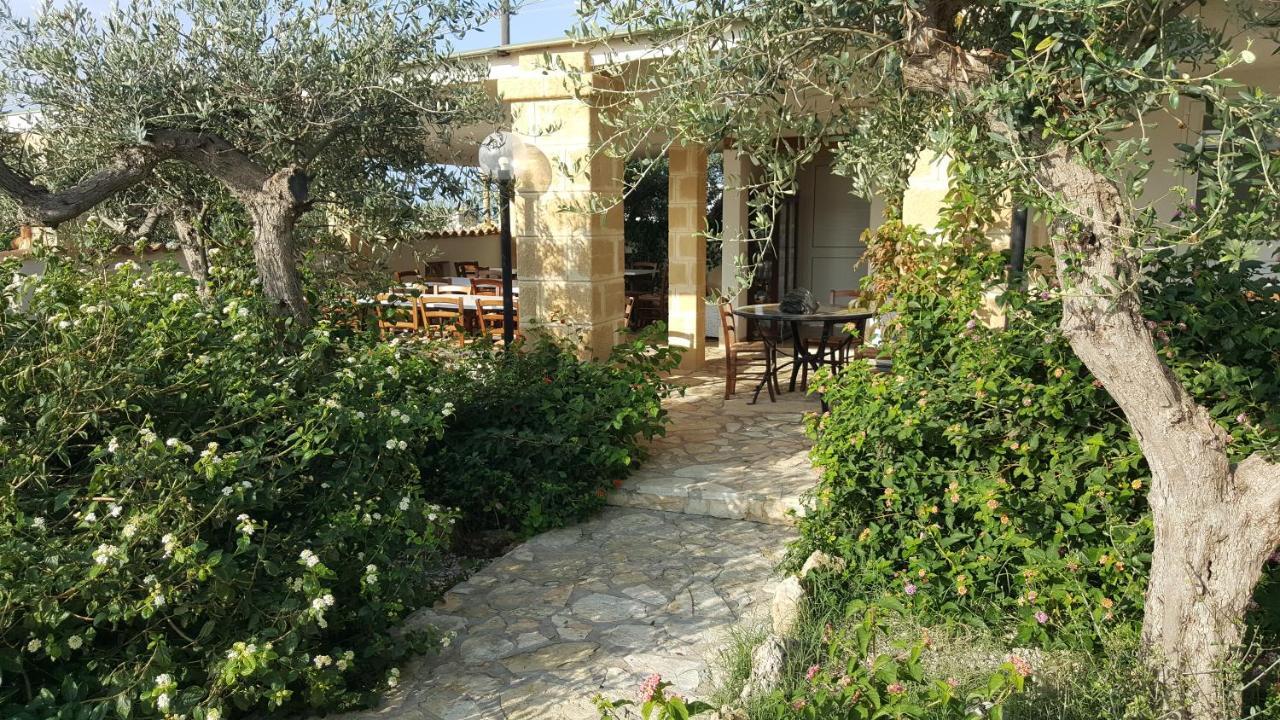 Villa Ceni - Appartamenti Con Camere, Cucina, Wc E Terrazza Sul Mare In Villa Con Piscina, Giardino E Parcheggio Marinella di Selinunte Kültér fotó